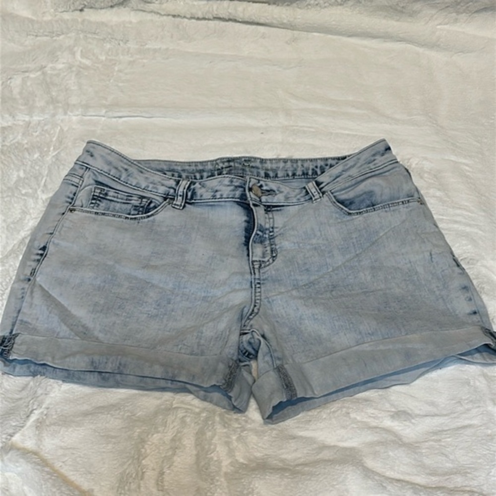 APT 9 light wash Jean shorts with elastic waist size 10